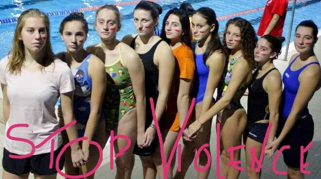 Rari Nantes Legnano Nuoto Sincronizzato Giornata Mondiale contro la Violenza sulle Donne