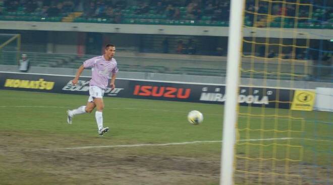 Valerio Foglio mette in rete il preciso assist di Mattioli in occasione del secondo gol lilla