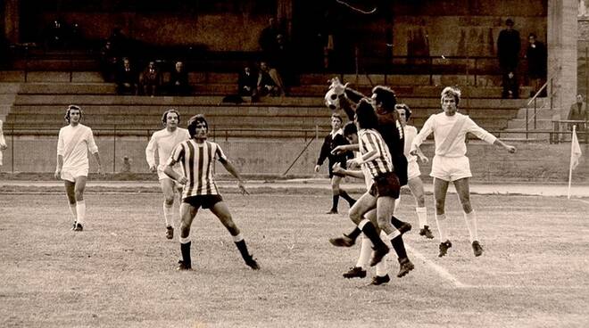 Oscar Lesca (il primo a destra) in azione in Savona-Legnano nel 1973