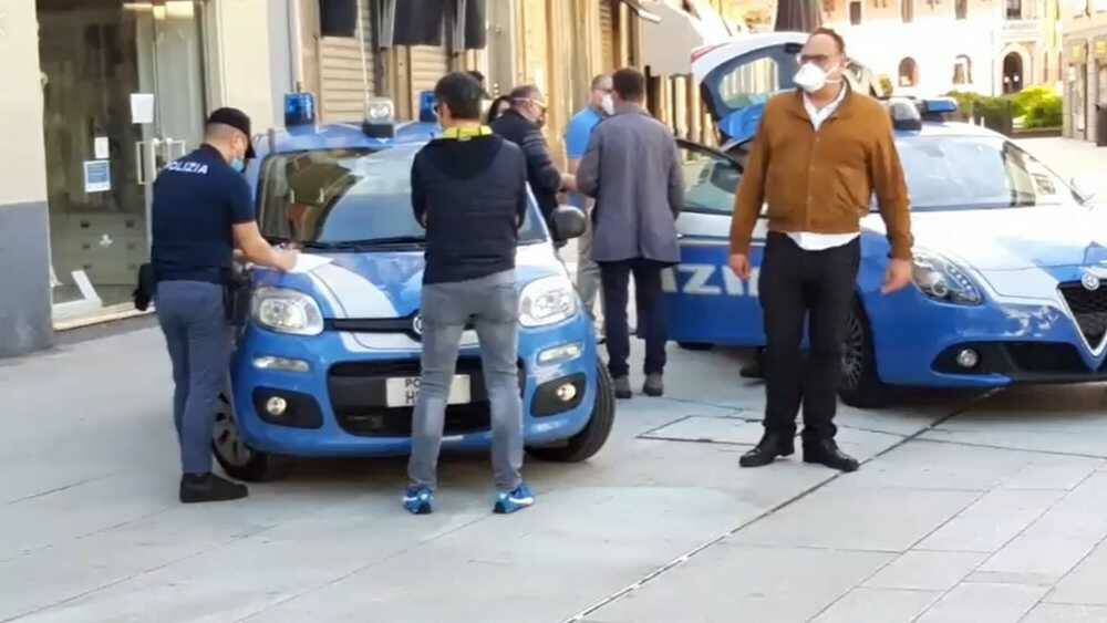 Protesta Maschierine Tricolori Piazza San Magno Legnano 2 maggio 2020