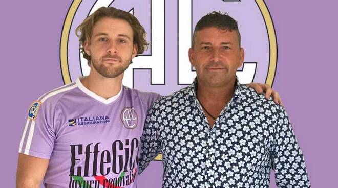 Stefano Pellini in maglia lilla posa con il D.S. Vito Cera