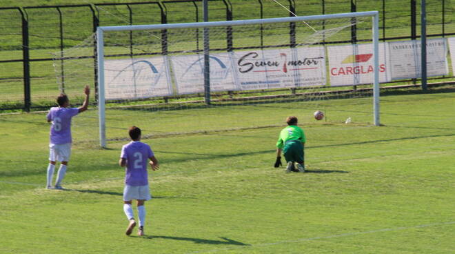 Piccirillo guarda la palla finire in rete in occasione del primo gol ospite