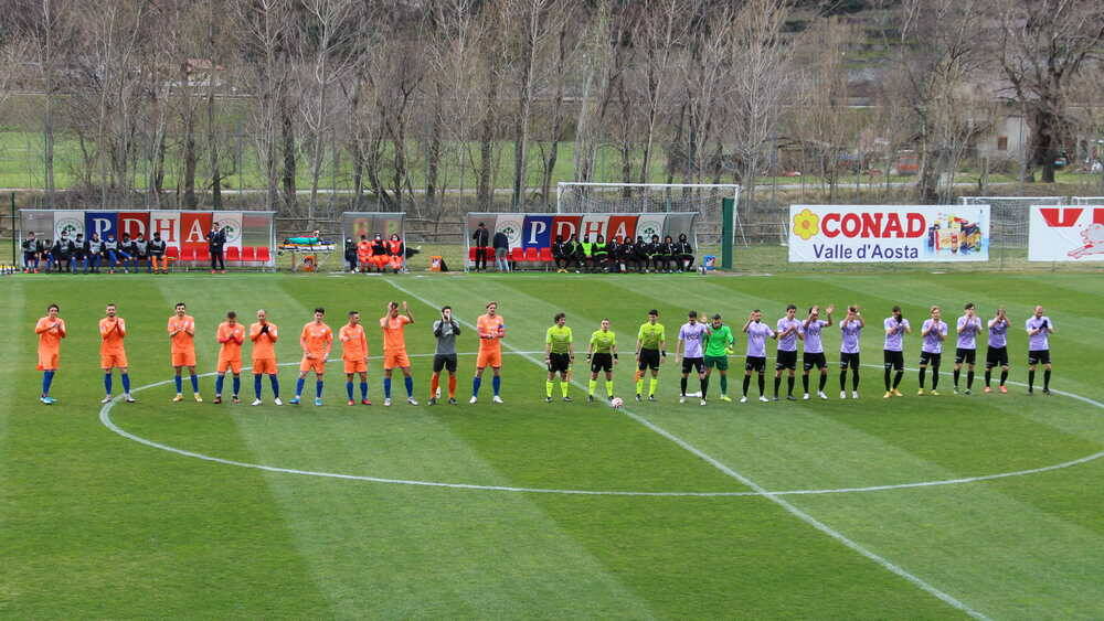 1′ – Si comincia e fortunatamente il forte vento presente fino ad una mezz’ora fa per il momento sembra calare.  5′ – Legnano determinato, nei primi minuti i padroni di casa non riescono a superare la propria metà campo.  8′ – Continua la p