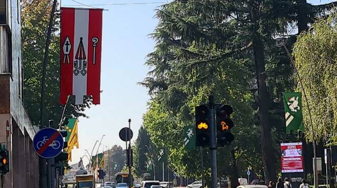 Le bandiere in Corso Italia