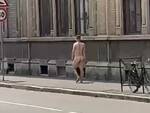 Uomo nudo cammina a Legnano
