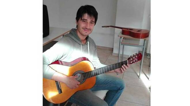 Valerio Spinosa con la sua chitarra