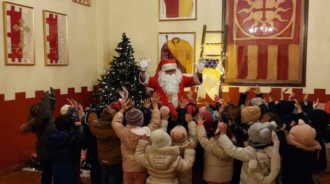 I Bambini incontrano Babbo Natale grazie a Legnarello e Sant'Erasmo